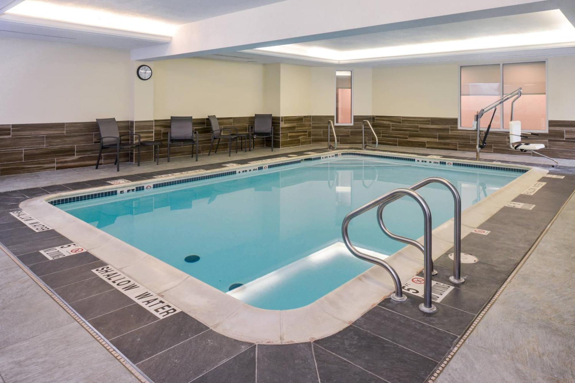 Fairfield Inn & Suites By Marriott Pittsburgh New Stanton Exterior photo